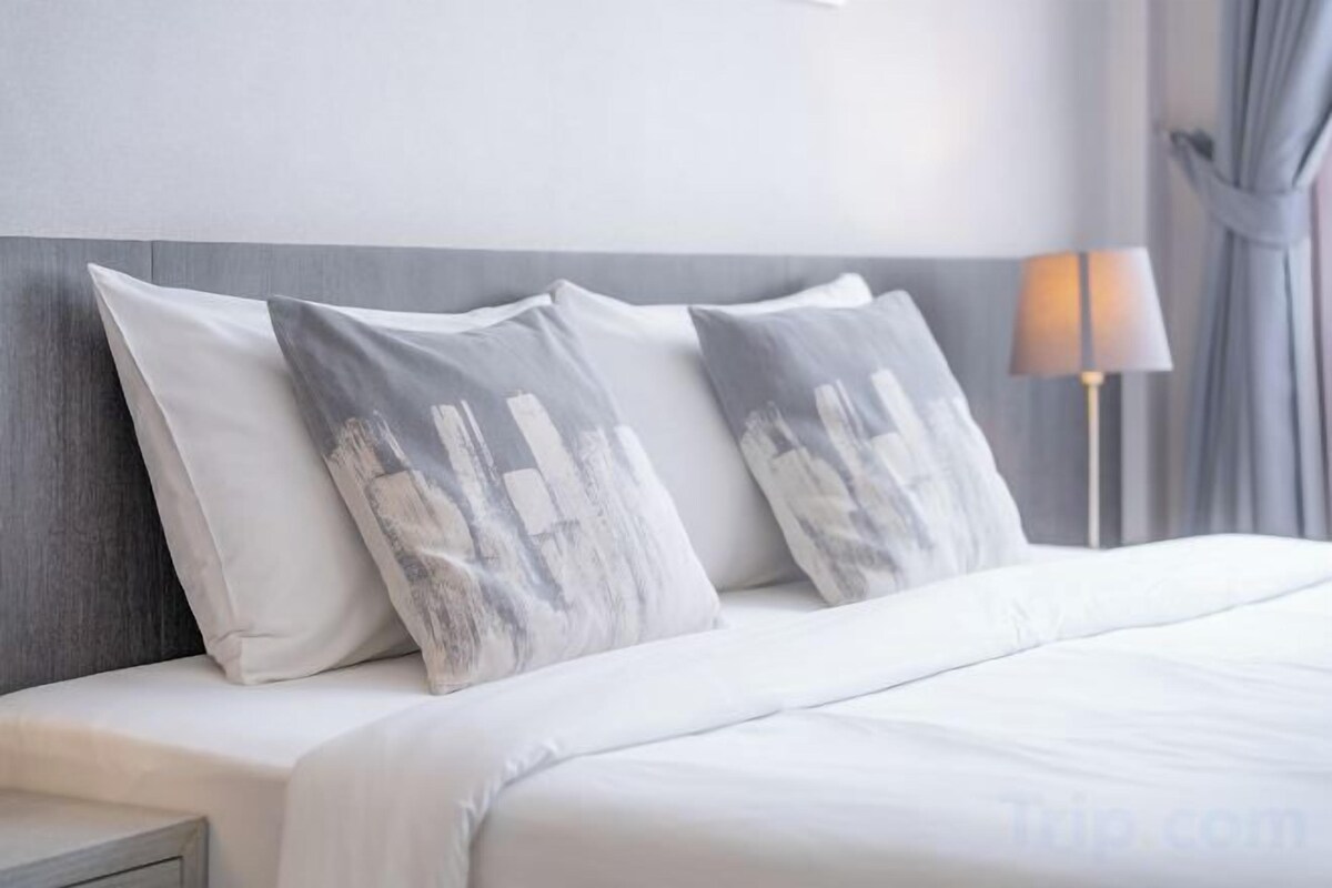In-room safe, laptop workspace, soundproofing, WiFi (free)