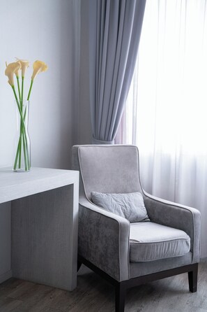 Deluxe Quadruple Room | In-room safe, laptop workspace, soundproofing, free WiFi - Ratchadamnoen Residence (Bangkok)