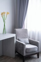 Caja de seguridad en la habitación y espacio para trabajar con laptop 