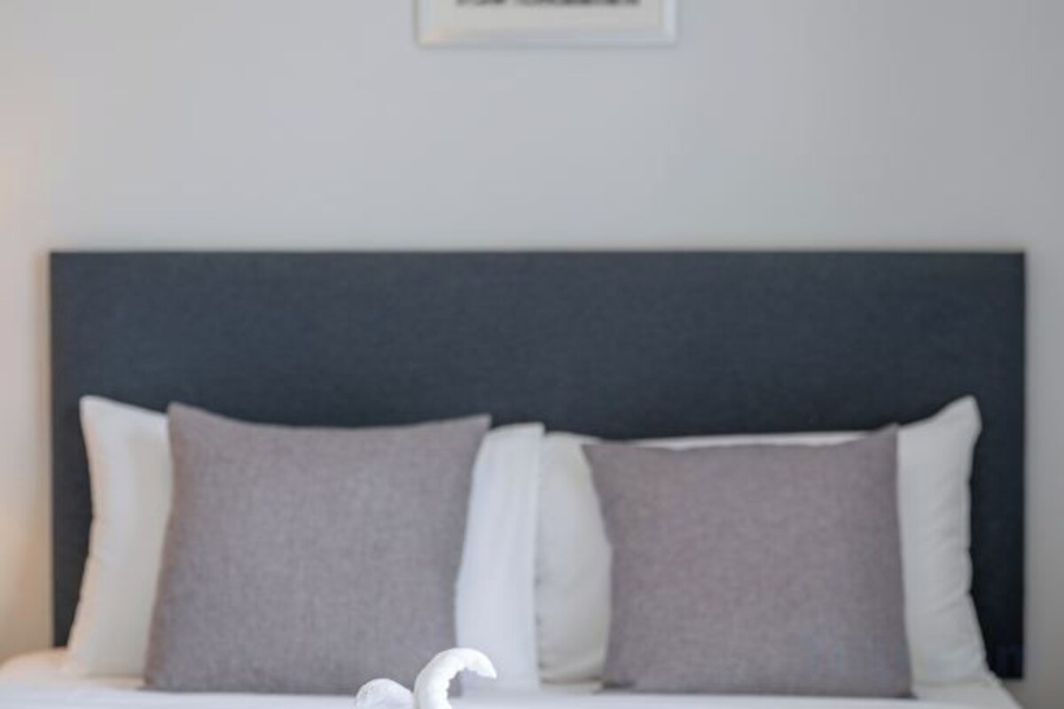 In-room safe, laptop workspace, soundproofing, WiFi (free)