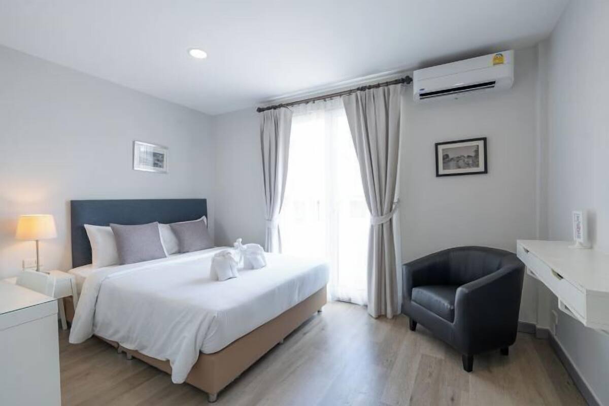 In-room safe, laptop workspace, soundproofing, WiFi (free)