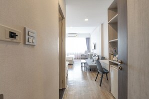 Deluxe Triple Room | In-room safe, laptop workspace, soundproofing, free WiFi - Ratchadamnoen Residence (Bangkok)