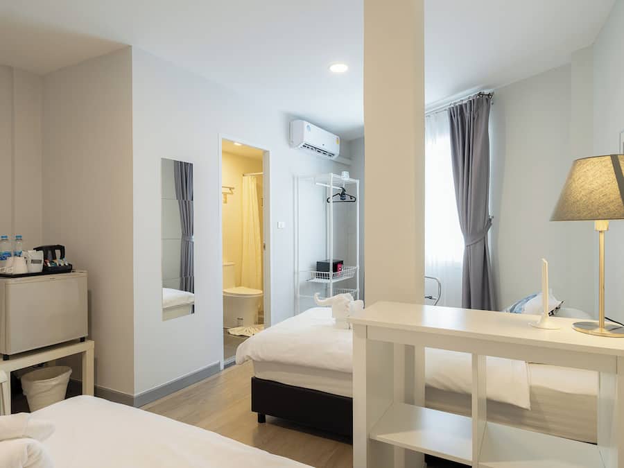 Quarto duplo standard | Cofres nos quartos, espaço de trabalho para notebook