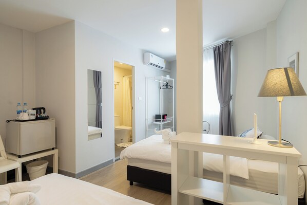 Standard Twin Room | In-room safe, laptop workspace, soundproofing, free WiFi - Ratchadamnoen Residence (Bangkok)