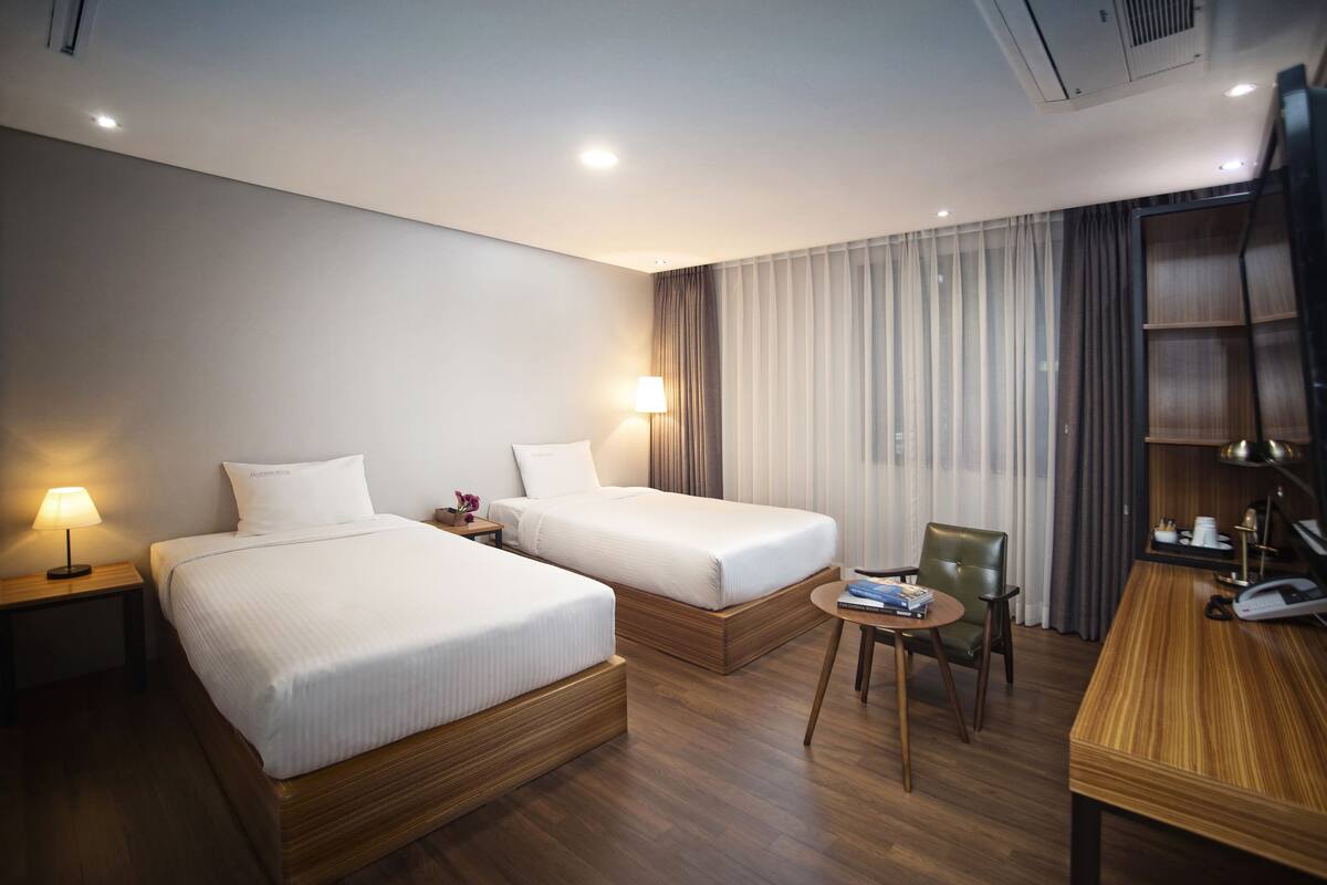 Standard Twin Room | Down comforters, in-room safe, desk, blackout drapes