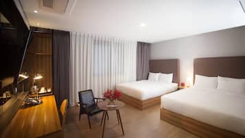 Suite (Twin Room) | Edredón, caja de seguridad en la habitación y decoración personalizada