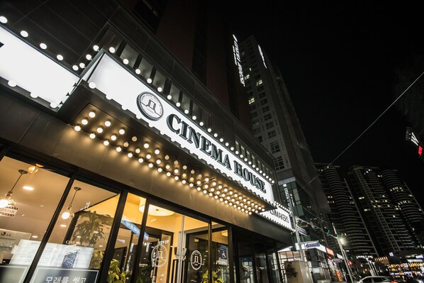 Fassade der Unterkunft – Abend/Nacht