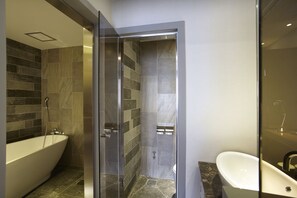 Suite (Twin Room) | Bagno | Soffione a pioggia, set di cortesia firmato, asciugacapelli, accappatoio