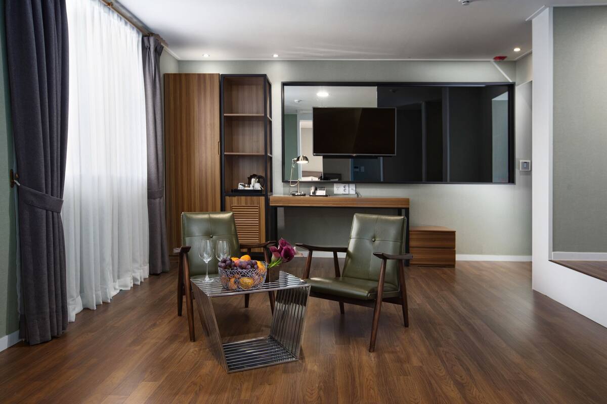 Premium Suite Twin | Down comforters, in-room safe, desk, blackout drapes