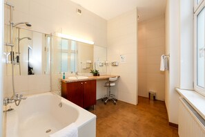 Phòng tắm | Máy sấy tóc, khăn tắm 