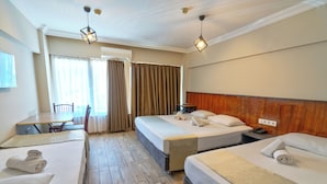 Een hotelkamer met twee bedden, een bureau en een stoel.