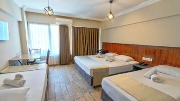 Habitación cuádruple estándar | Ropa de cama de alta calidad, escritorio, insonorización y wifi gratis