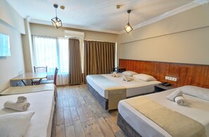 Habitación cuádruple estándar | Ropa de cama de alta calidad, escritorio, insonorización y wifi gratis