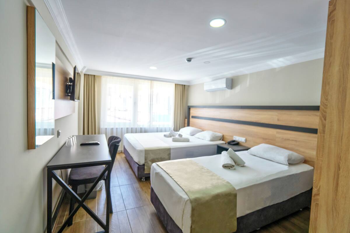ห้องเอลีททริปเปิล | เครื่องนอนระดับพรีเมียม, โต๊ะทำงาน, ห้องเก็บเสียง, Wi-Fi ฟรี
