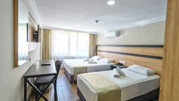 Habitación triple Elite | Ropa de cama de alta calidad, escritorio, sistema de insonorización