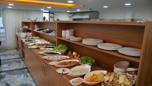 Een buffet met diverse gerechten en borden.
