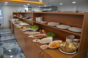 Desayuno buffet (EUR 8 por persona)