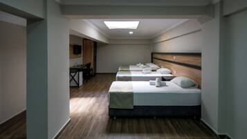 Design-Zimmer | Hochwertige Bettwaren, Schreibtisch, schallisolierte Zimmer