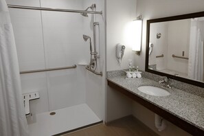 Duschwanne, kostenlose Toilettenartikel, Haartrockner, Handtücher