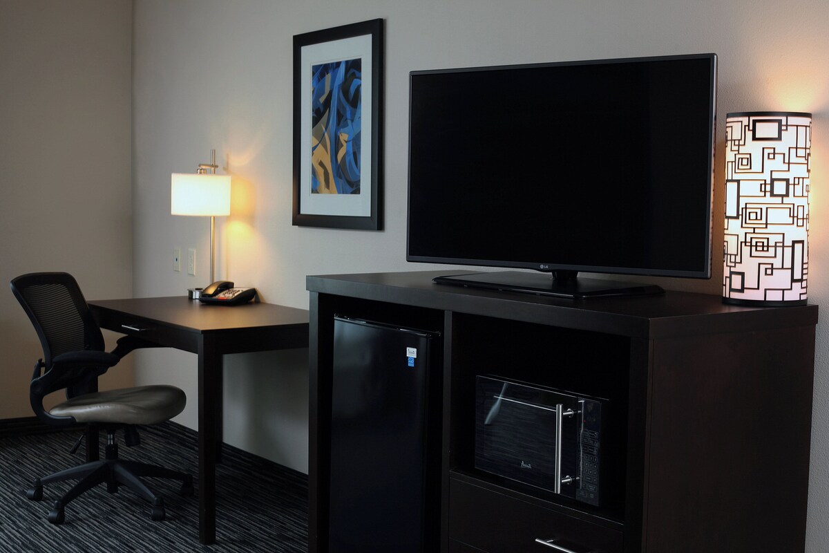 Premium bedding, down duvets, desk, laptop workspace