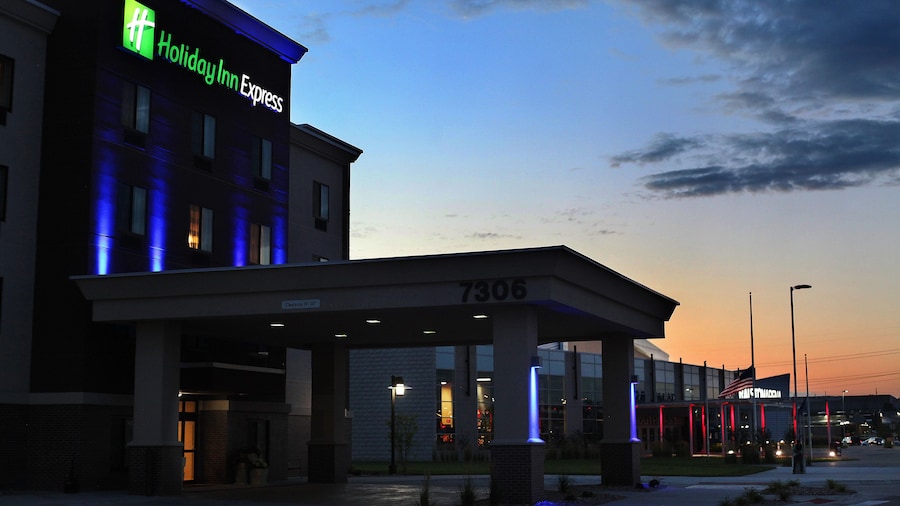 Holiday Inn Express & Suites Omaha South - Ralston Arena by IHG