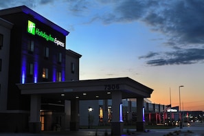 Edificio de Holiday Inn Express con cielo despejado y un atardecer.
