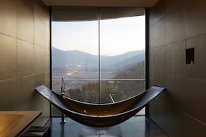Separate bathtub and shower, deep-soaking bathtub, free toiletries