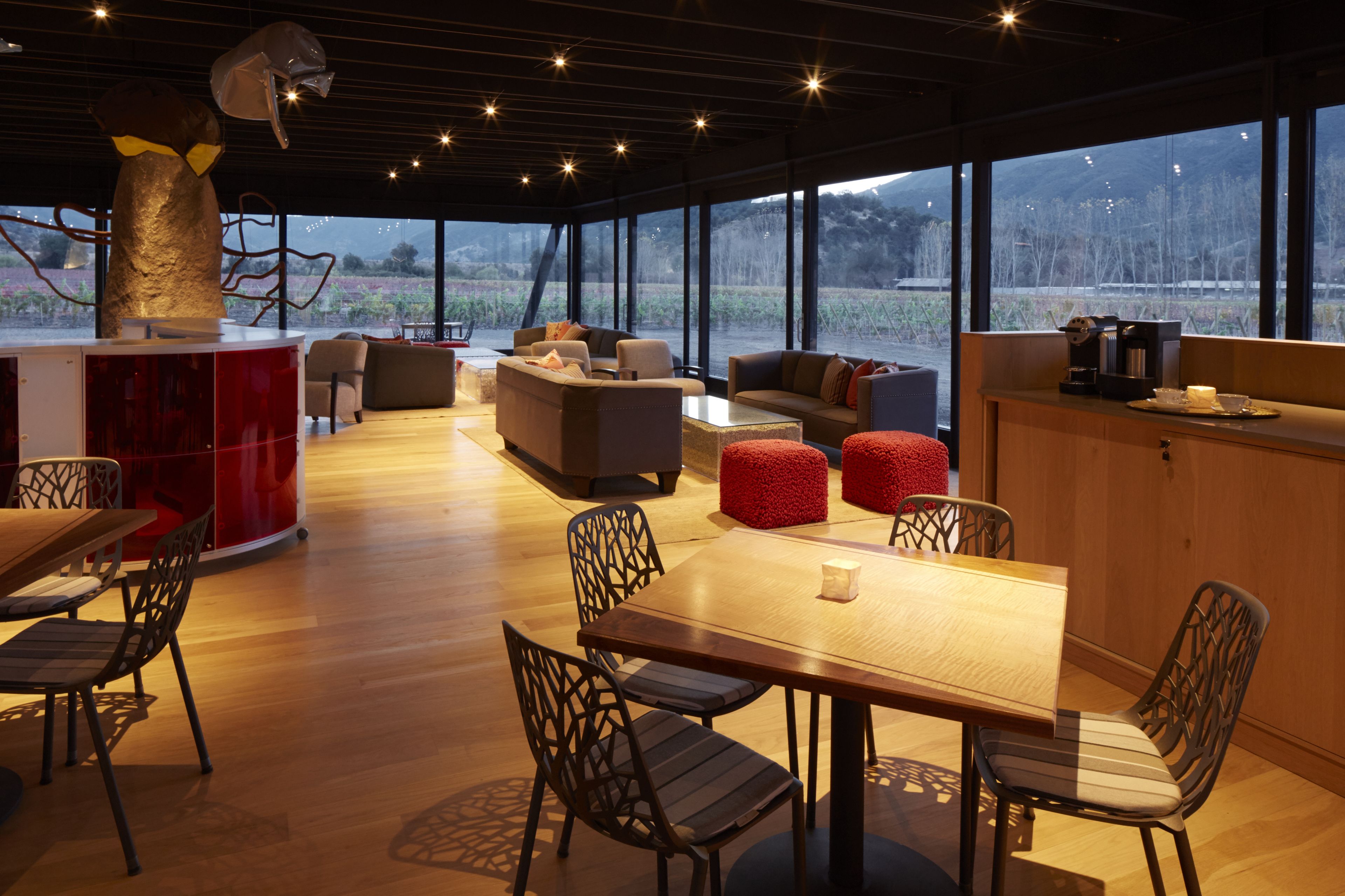 2 restaurants, breakfast, lunch, dinner served; international cuisine