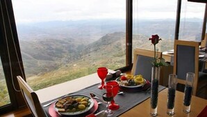 2 restoran; melayani sarapan, makan siang, dan makan malam