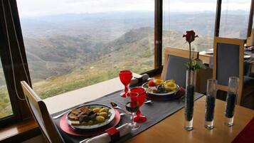 2 restaurantes, se sirven desayunos, comidas y cocina internacional