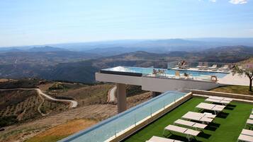 Alberca techada, acceso de 09:00 a 21:00, y camastros