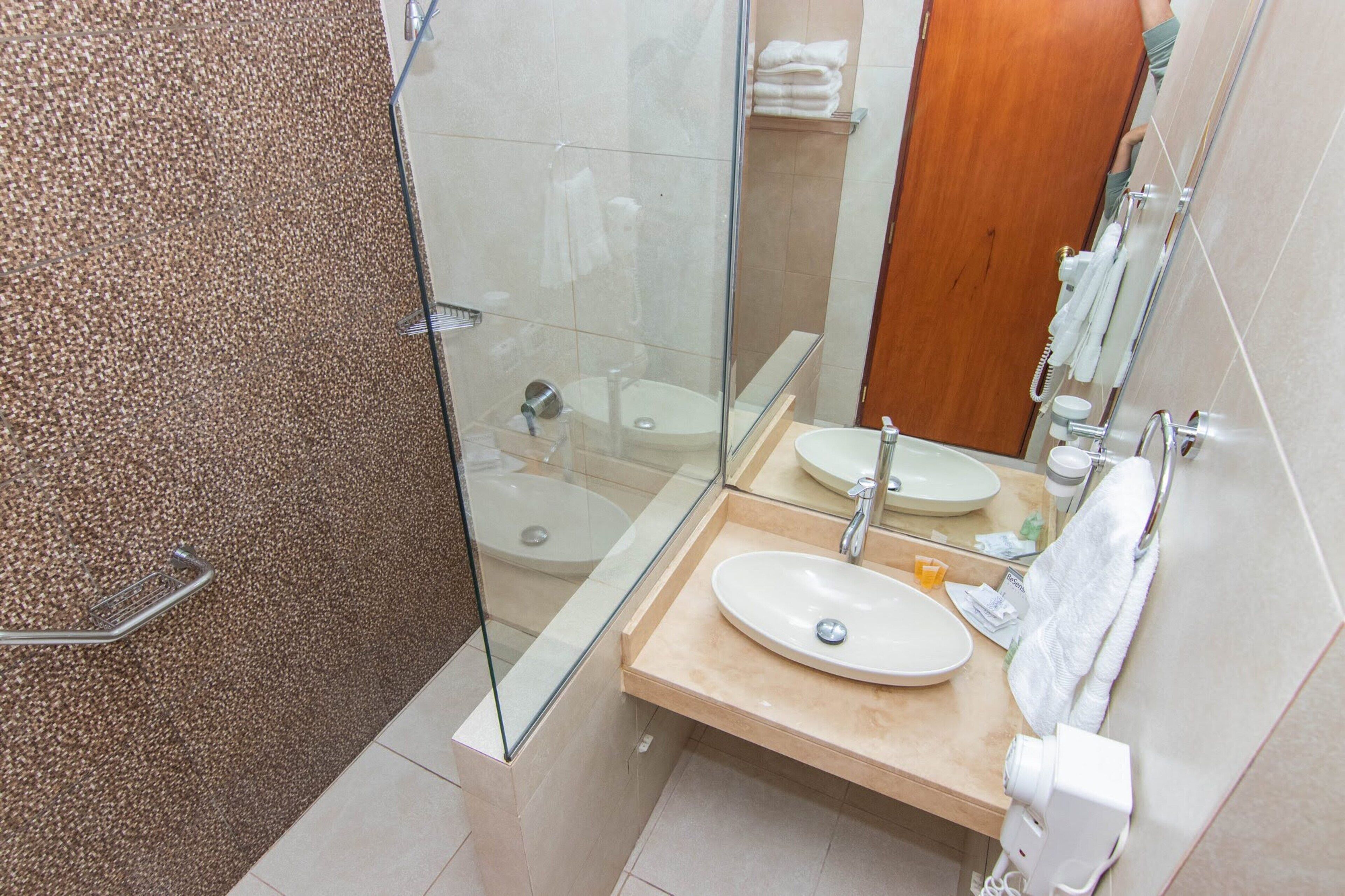 deluxe triple room | bathroom | shower, free toiletries, towels