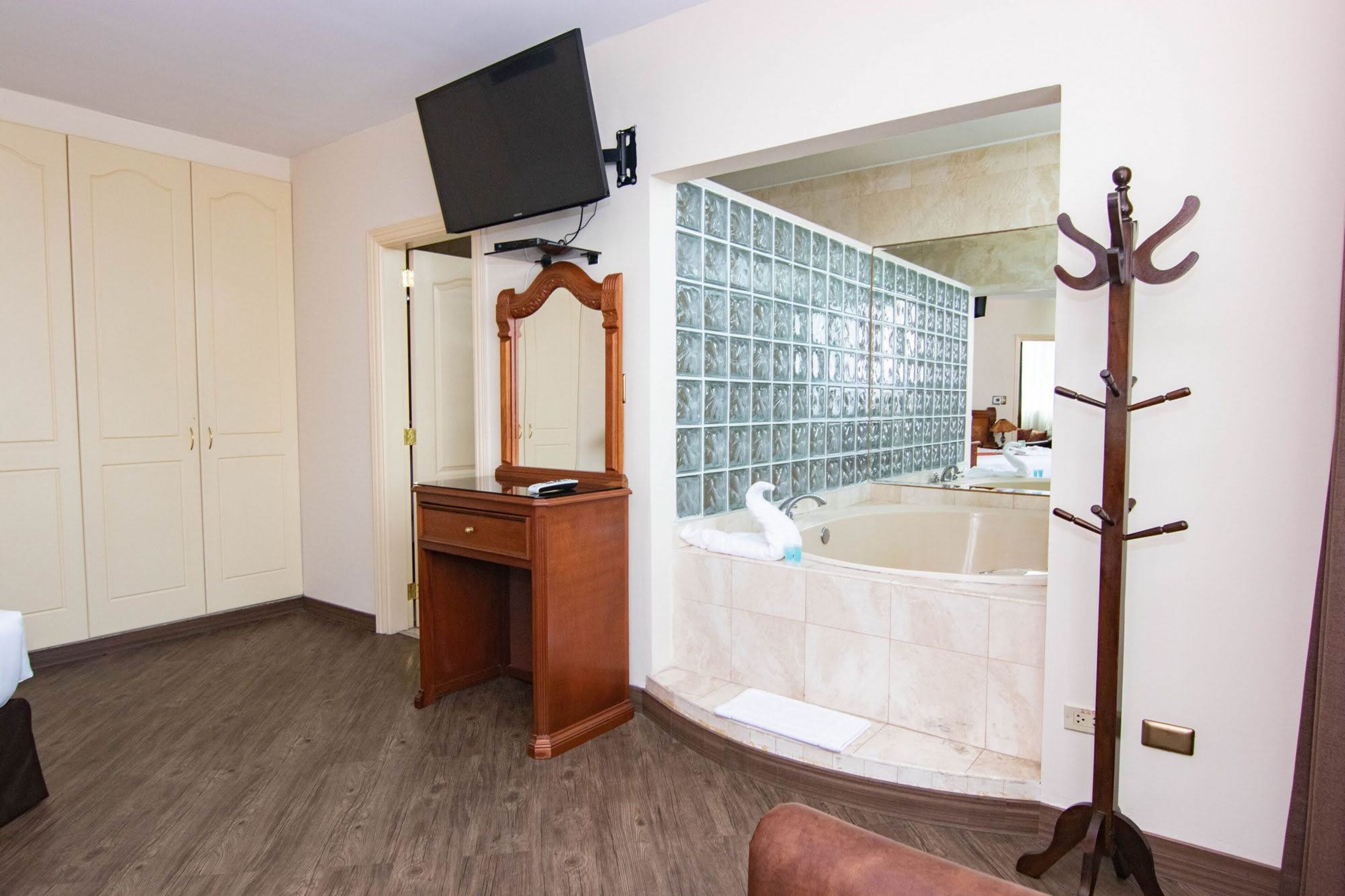 senior suite | jetted bathtub