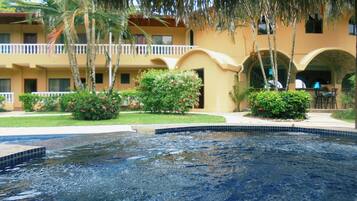 Alberca al aire libre y camas balinesas gratuitas