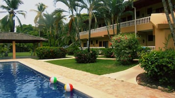 Una piscina al aire libre, cabañas de piscina gratuitas, sombrillas