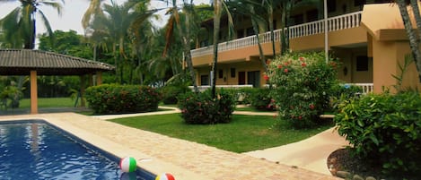 Una piscina al aire libre