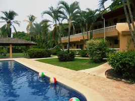 室外游泳池，09:00 至 22:00 开放，免费小屋，池畔遮阳伞