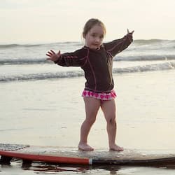 På stranden, gratis strandcabanor, parasoller och surfing/bodyboarding