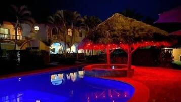 Außenpool, geöffnet von 09:00 Uhr bis 22:00 Uhr, Cabañas (kostenlos)
