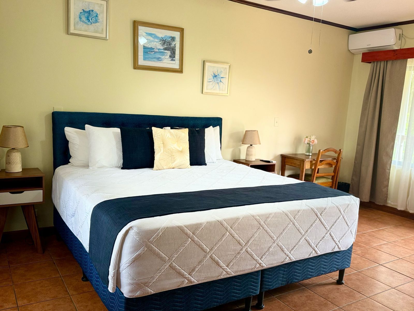 standard double room | in-room safe, bed sheets