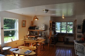 Living room - Whalesong Bed and Breakfast (Homer)
