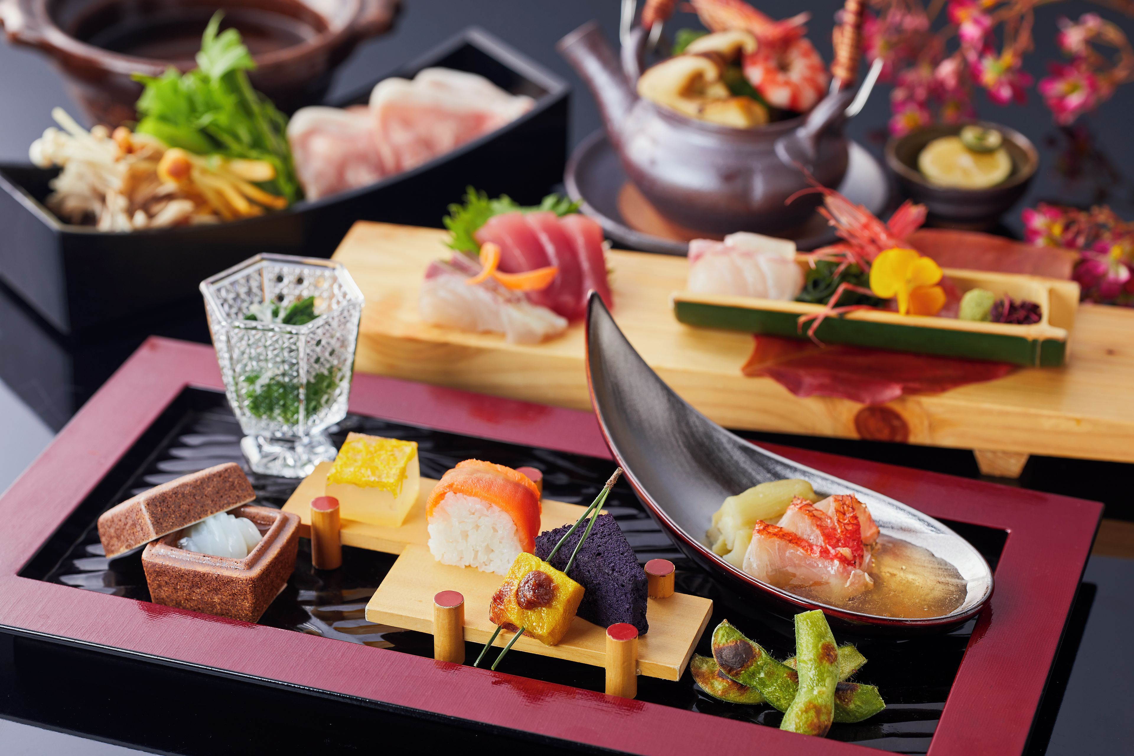 Variedad de sushi y sashimi sobre bandejas de madera.