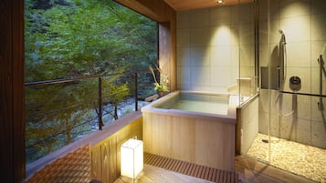 With bath in the room, 20 minutes from Izumisano by bus, can't serve dinner after 7 PM Check in | ๊ฐ์ค ๋ด ๊ธ๊ณ , ๋ฌด๋ฃ WiFi, ์นจ๋ ์ํธ