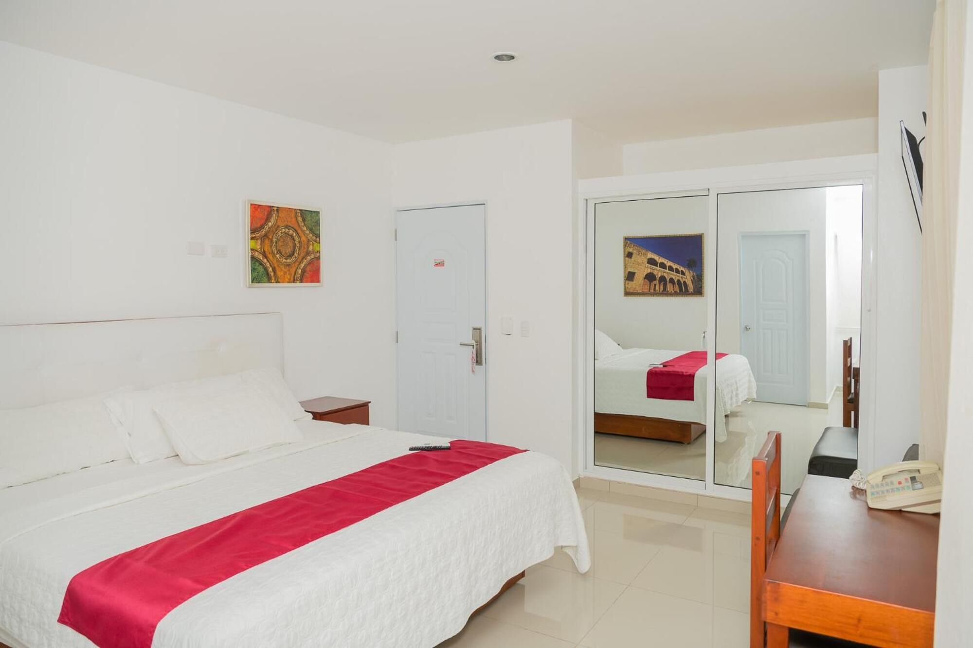 Minibar, brankas, Wi-Fi gratis, dan seprai linen