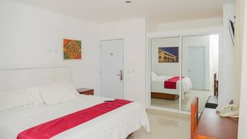 Minibar, brankas, Wi-Fi gratis, dan seprai linen