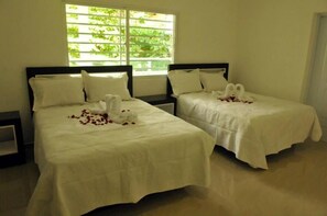 Minibar, in-room safe, free WiFi, bed sheets - Hostal San Francisco de Asis (Santo Domingo)