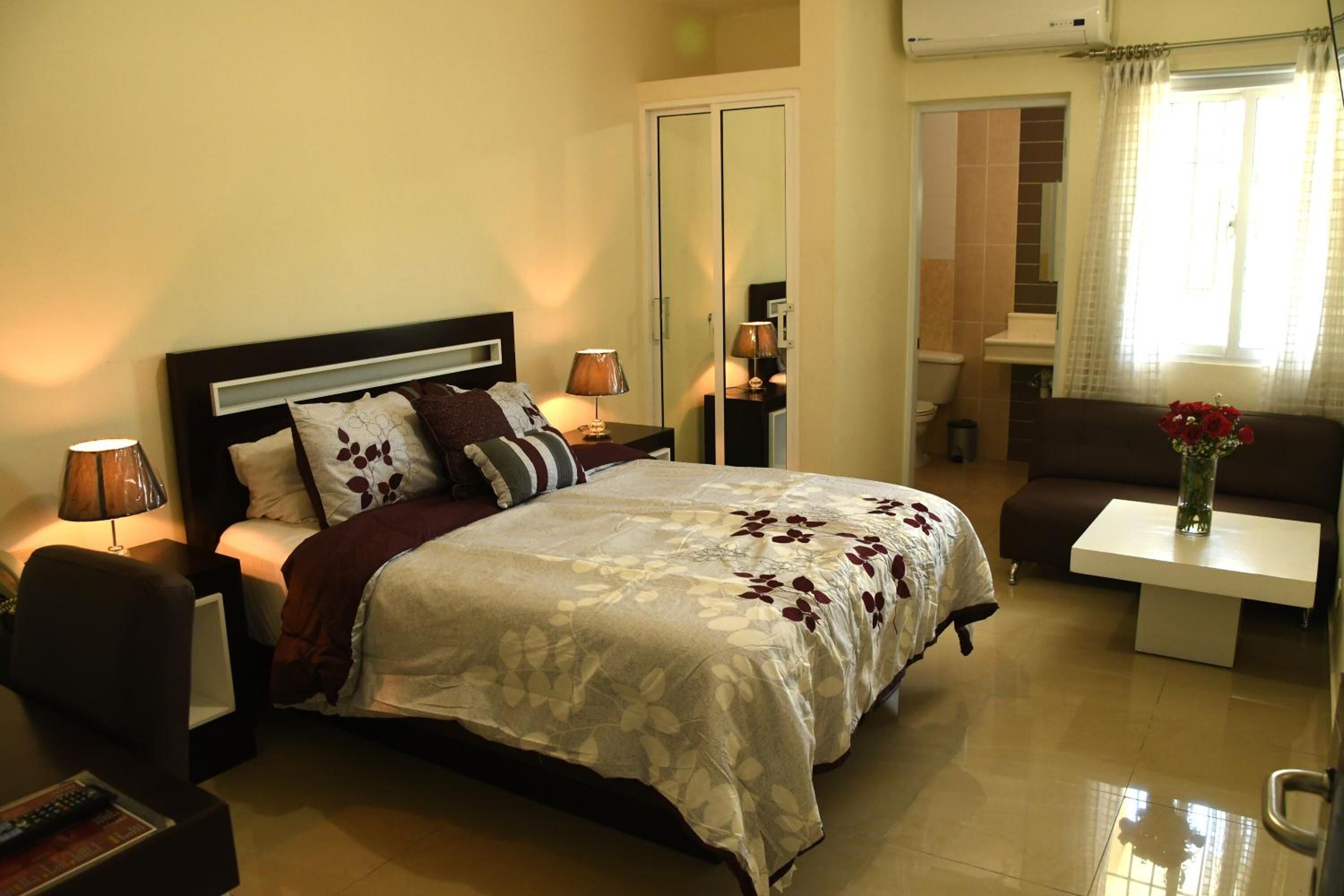 Minibar, caja fuerte, wifi gratis y ropa de cama