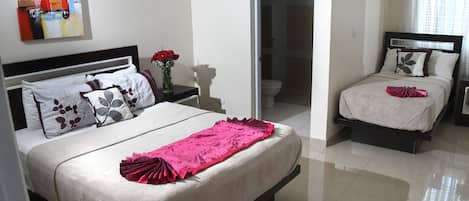 Family Double Room, Berbilang Katil | Bar mini, peti besi dalam bilik, Wi-fi percuma, cadar katil