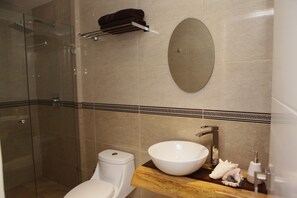 Studio suite | Badkamer | Een douche, een haardroger, handdoeken, toiletpapier
