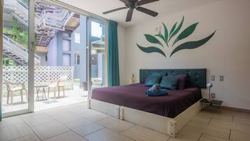 Estudio | Edredón, decoración personalizada, muebles diferentes y escritorio